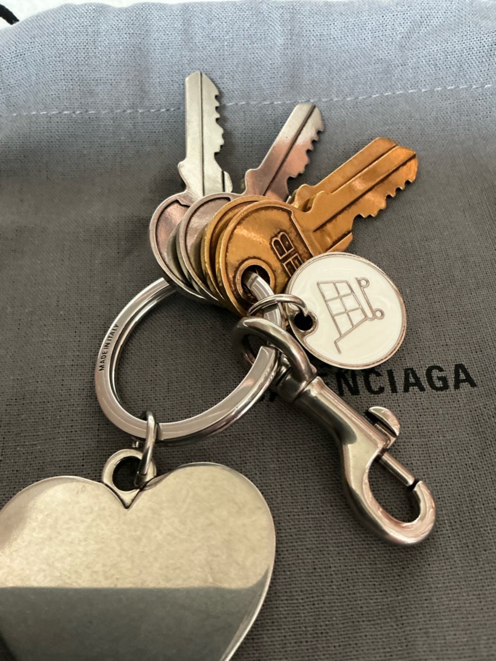 BEAUTIFUL BALENCIAGA HEART CAT EMBELLISHED KEYCHAIN KEYRING BAG CHARM - Picture 7 of 16